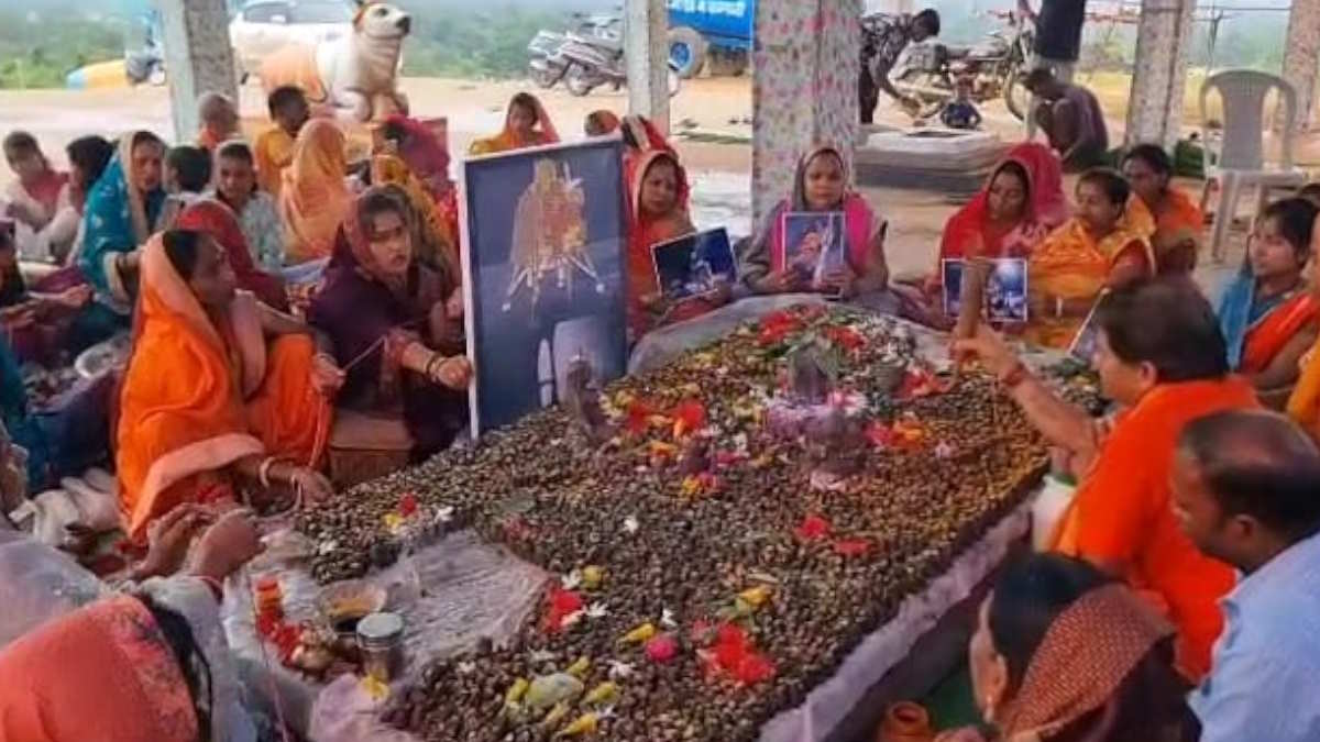 चंद्रयान-3 की सफलता के लिए भगवान से मांग रहे आशीर्वाद, छत्तीसगढ़ के देवालयों में भी किया जा रहा विशेष हवन-पूजन…