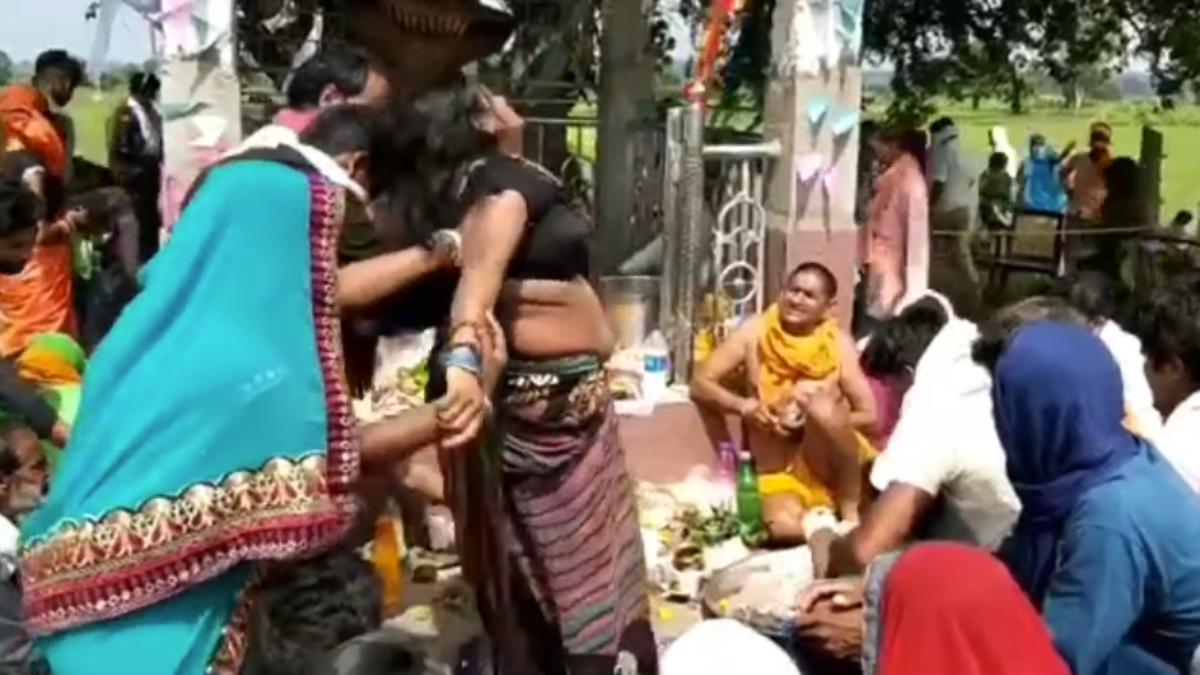 आज लगेगी नागों की अदालत: नाचते झूमते पहुंचते हैं लोग, शरीर में आकर नाग बताता है काटने का कारण!