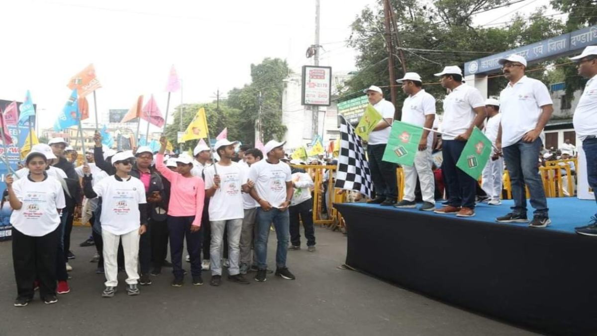 मेगा वॉक फॉर डेमोक्रेसी रैली: मुख्य निर्वाचन पदाधिकारी ने हरी झंडी दिखाकर किया रवाना, मतदान करने की दिलाई शपथ