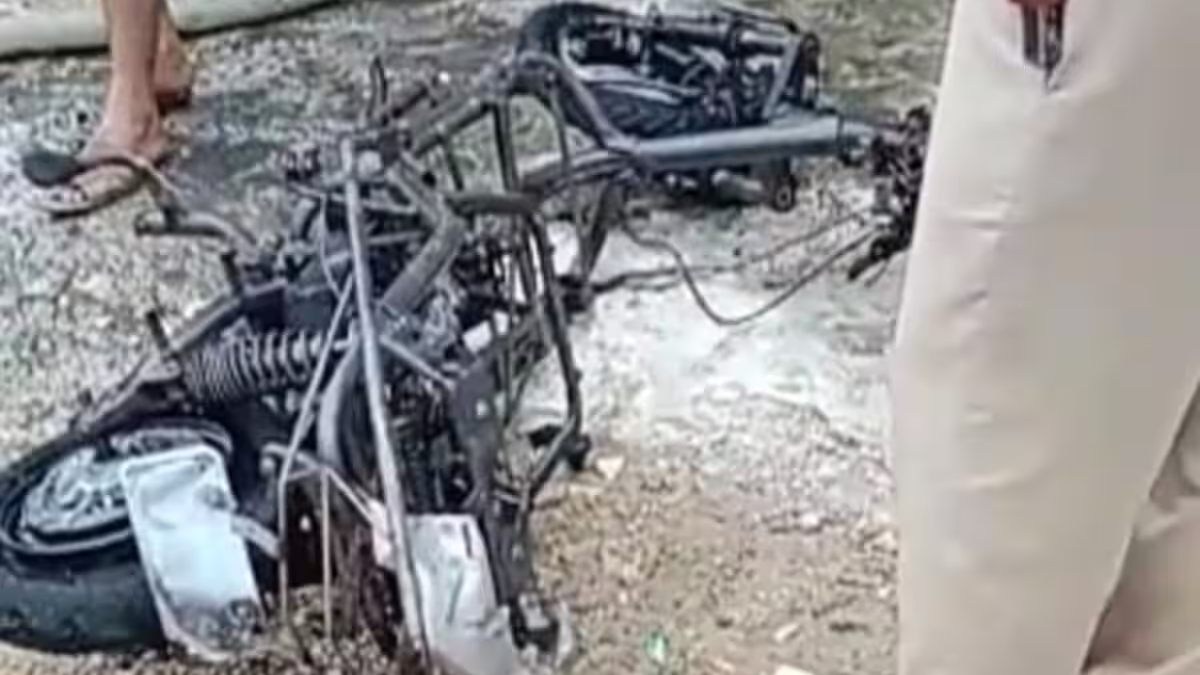 राजधानी में इलेक्ट्रिक स्कूटी चार्ज करते समय हुआ विस्फोट, घर में फैली भीषण आग