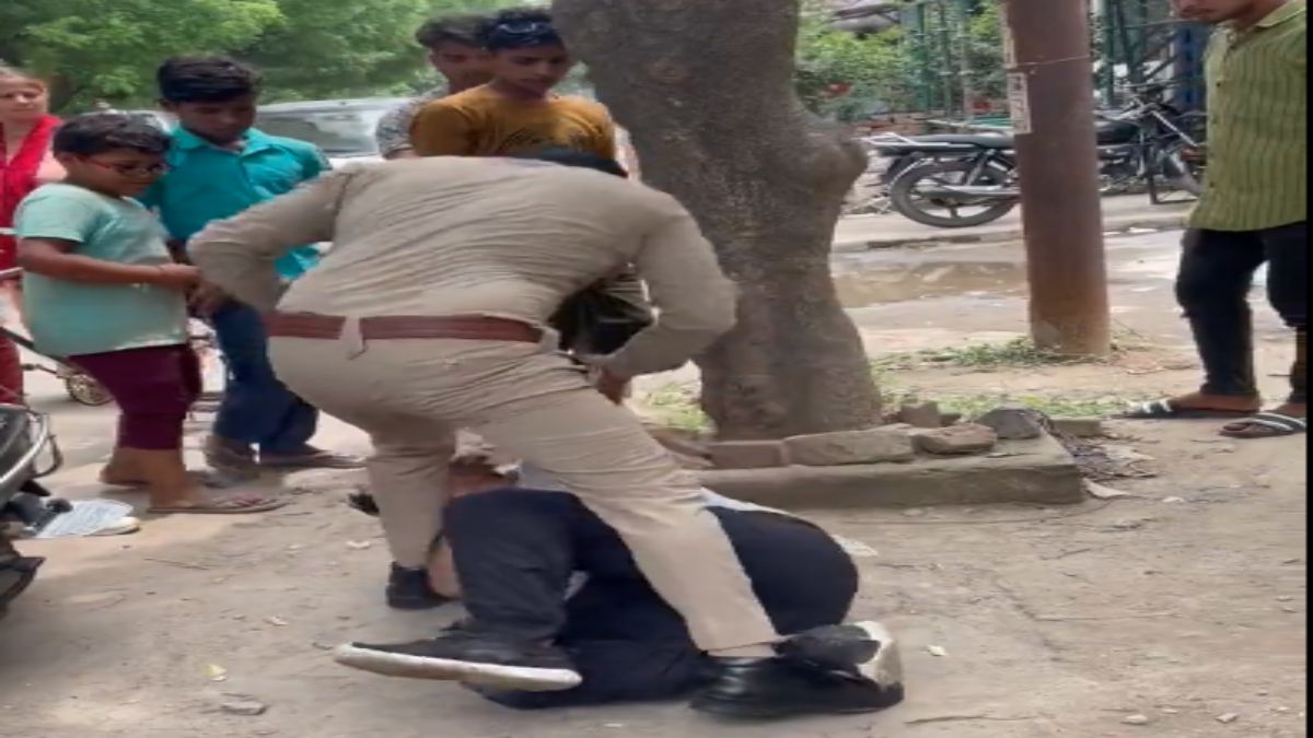 पुलिसवाला बना गुंडा : सिपाही ने युवक को बीच सड़क पर गिराकर लात-घूंसों से पीटा, Video वायरल होने के बाद सस्पेंड