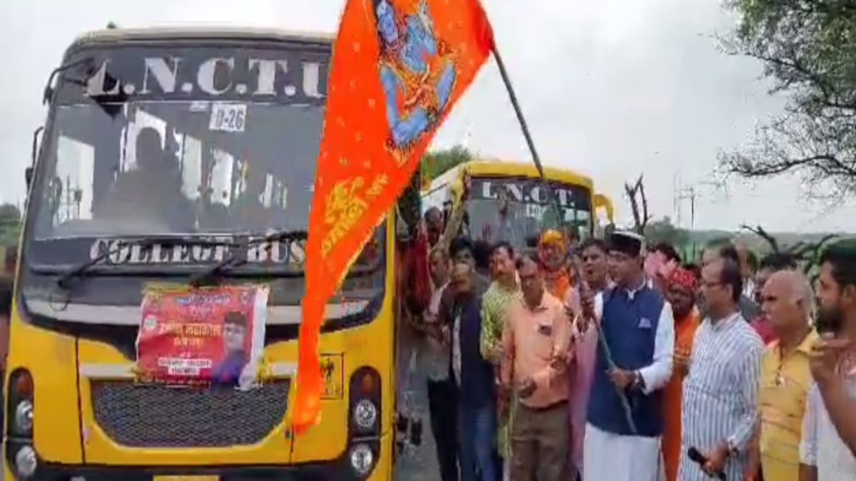 चुनावी साल में हिंदुत्व का तड़का: मतदाताओं को नि:शुल्क महाकाल दर्शन, मंत्री सारंग ने 101 तो वहीं कांग्रेस MLA शर्मा ने 51 बसों को भगवा ध्वज दिखाकर किया रवाना