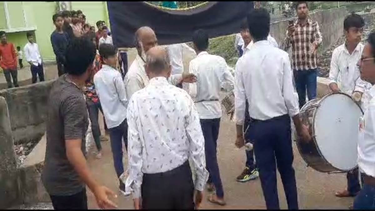 VIDEO: मस्जिद के सामने प्रभात फेरी में शामिल स्काउट गाइड के बैंड को बंद कराने की कोशिश, 2 लोगों पर केस दर्ज