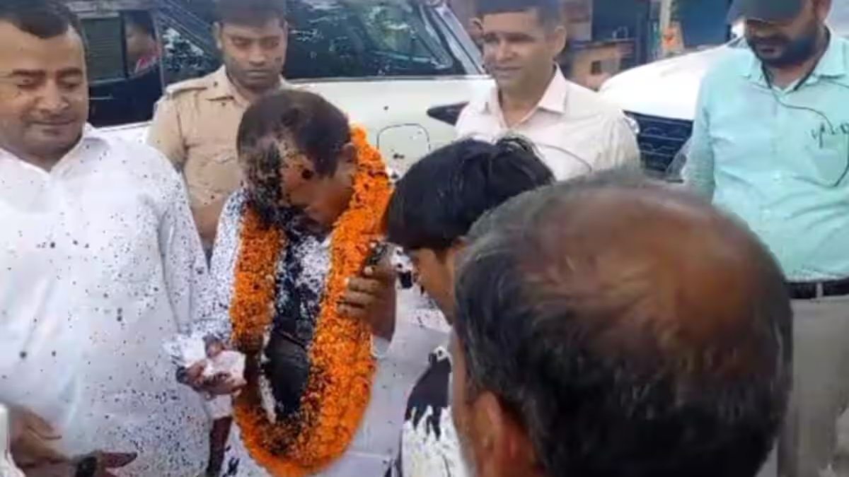 सपा से भाजपा में शामिल होने वाले दारा सिंह चौहान पर फेंकी स्याही, मची अफरा-तफरी