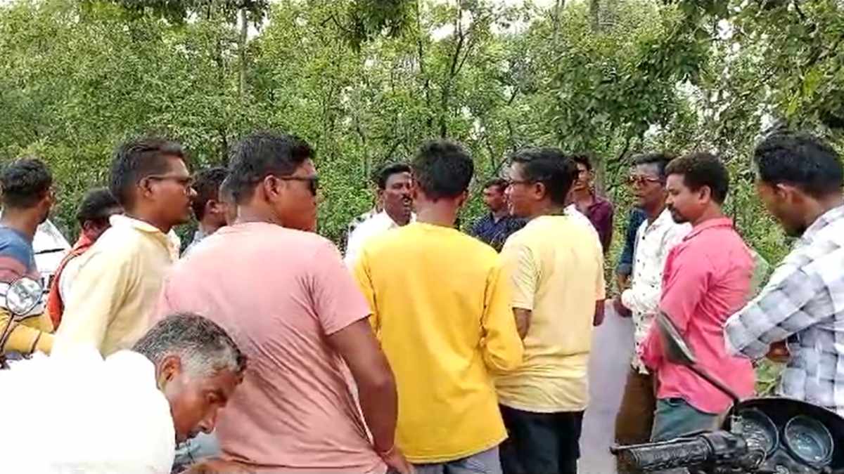 विकास नहीं तो इस क्षेत्र में वोट नहीं: BJP प्रत्याशी को ग्रामीणों ने 2 घंटे तक रोक रखा, जमकर की नारेबाजी, स्टाम्प में लिखकर देने के बाद मिली एंट्री