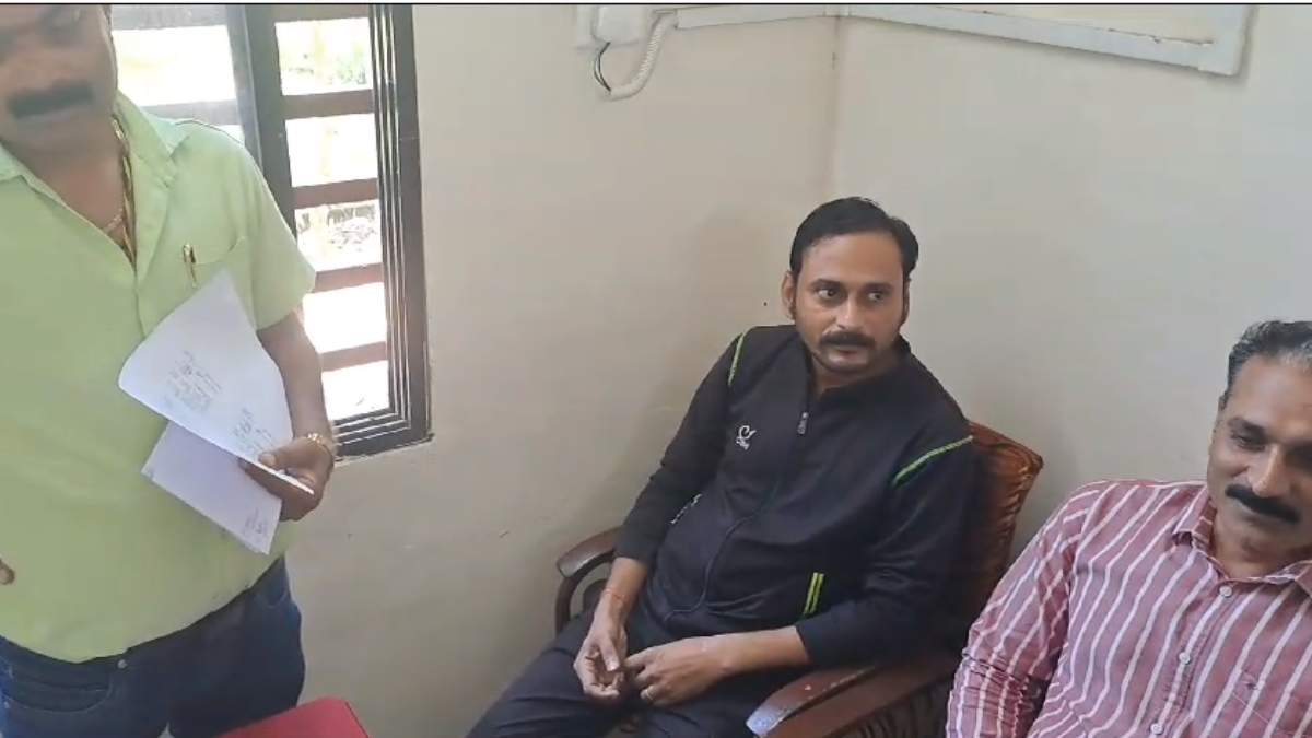 DEO ऑफिस का बाबू 5 हजार घूस लेते गिरफ्तार: रिटायर्ड शिक्षक से पेंशन प्रकरण तैयार करने के बदले मांगी थी रिश्वत, लोकायुक्त ने की कार्रवाई