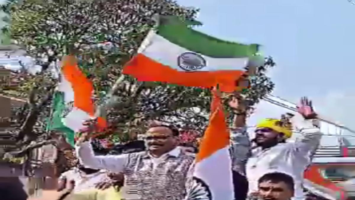 डिप्टी CM ब्रजेश पाठक ने लहराया उल्टा तिरंगा, सोशल मीडिया पर Video वायरल, जमकर हो रही किरकिरी