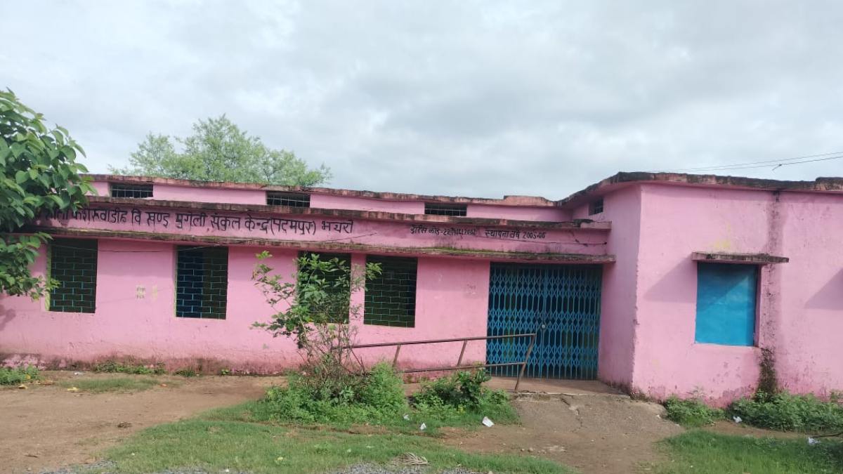 प्रधान पाठक और ग्रामीणों के बीच हुआ विवाद : स्कूल में जड़ दिया ताला, कलेक्टर ने जताई नाराजगी, अब हो सकती है कार्रवाई ..