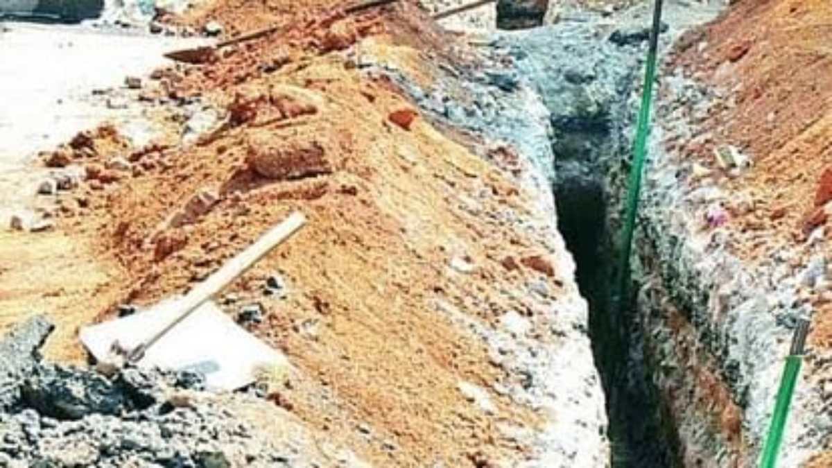 OMG: बिजली चोरी करने के लिए खोद डाली 1 किलोमीटर सड़क, अपने साथ-साथ अन्य मकानों को भी कर दिया जगमग