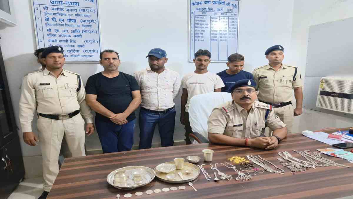 चोरी मामले में 2 चोर समेत 3 खरीददार गिरफ्तार : कपड़े बेचने के नाम पर सूने घरों की रेकी कर वारदात को देते थे अंजाम, आरोपी रिश्तेदार को बचाने नेताजी का थाने में ड्रामा, टीआई के सामने नहीं गली दाल तो वापस लौटे