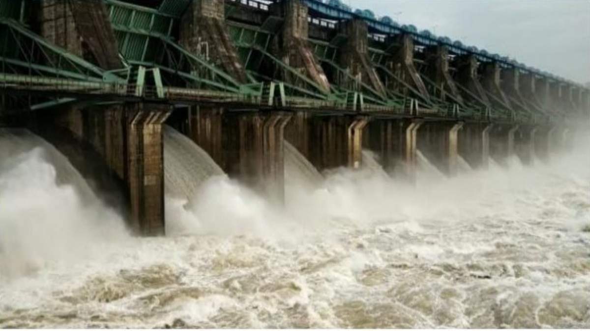 MP Weather Update: इन जिलों में भारी बारिश की चेतावनी, नर्मदा नदी खतरे के निशान के करीब, शिवपुरी में दो मंजिला मकान ढहा