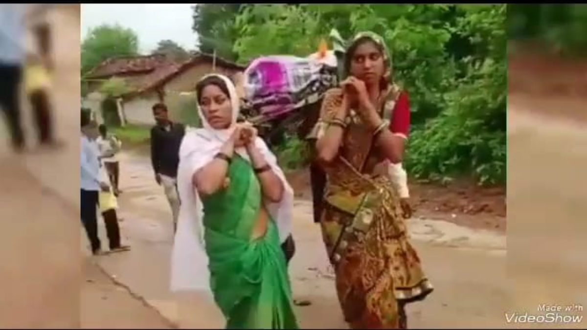 मानवता हुई शर्मसार : समाज ने किया बहिष्कार, दो बेटियों ने अपने पिता की अर्थी को कंधा देकर पहुंचाया मुक्तिधाम, तमाशबीन बनकर देखते रहे लोग