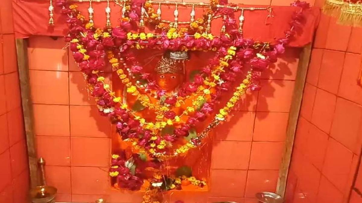 पसीने वाले हनुमान जी : यहां बजरंगबली की प्रतिमा से निकलता है पसीना, 2 हजार वर्ष पुरानी है मुर्ति, हर रोज श्रद्धालुओं की लगती है लंबी कतार …