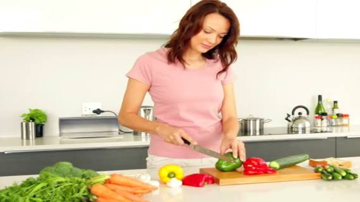 खाना पकाने से जुड़ी ये गलतियां भले आपको लगती है बहुत छोटी, इस तरह से Cook किया खाना खो देता है अपने न्यूट्रिशन और हो जाता है अनहेल्थी …