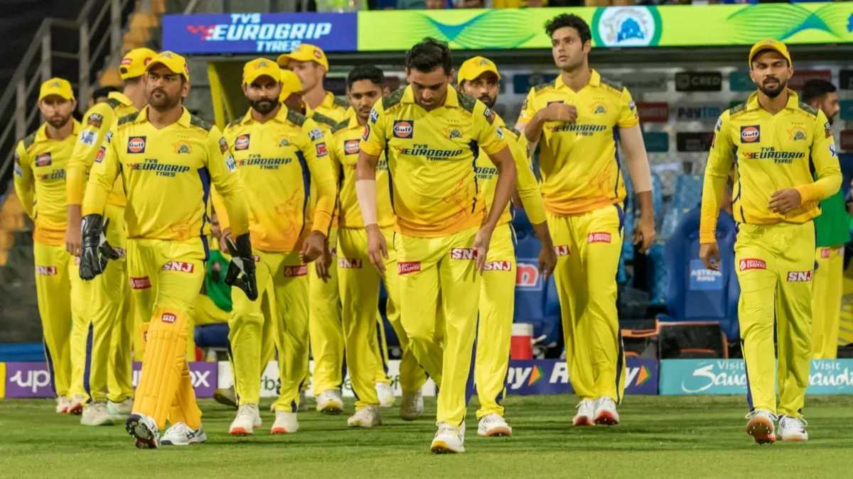 IPL NEWS: CSK के साथी खिलाड़ी से भिड़ गए तेज गेंदबाज Deepak Chahar, दे डाला बड़ा चैलेंज…