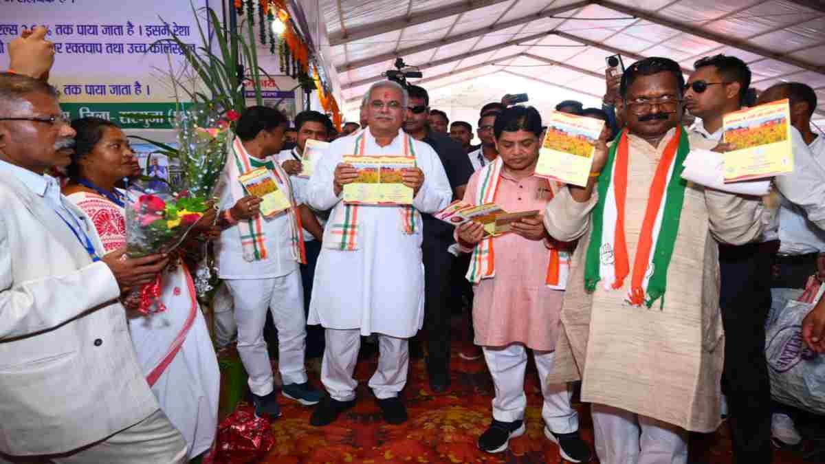 विश्व आदिवासी दिवस कार्यक्रम में शामिल हुए CM बघेल, सरगुजा क्षेत्रवासियों को 334 करोड़ के 269 विकास कार्यों की दी सौगात