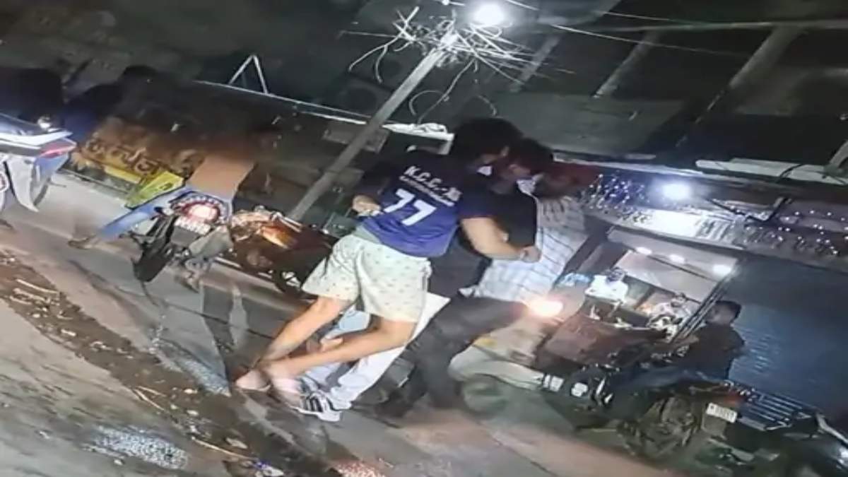 CG में सरेराह गुंडईः बीच सड़क युवक पर चाकू से ताबड़तोड़ हमला, पीठ पर किया कई बार वार, 2 आरोपी गिरफ्तार, देखें खौफनाक VIDEO…