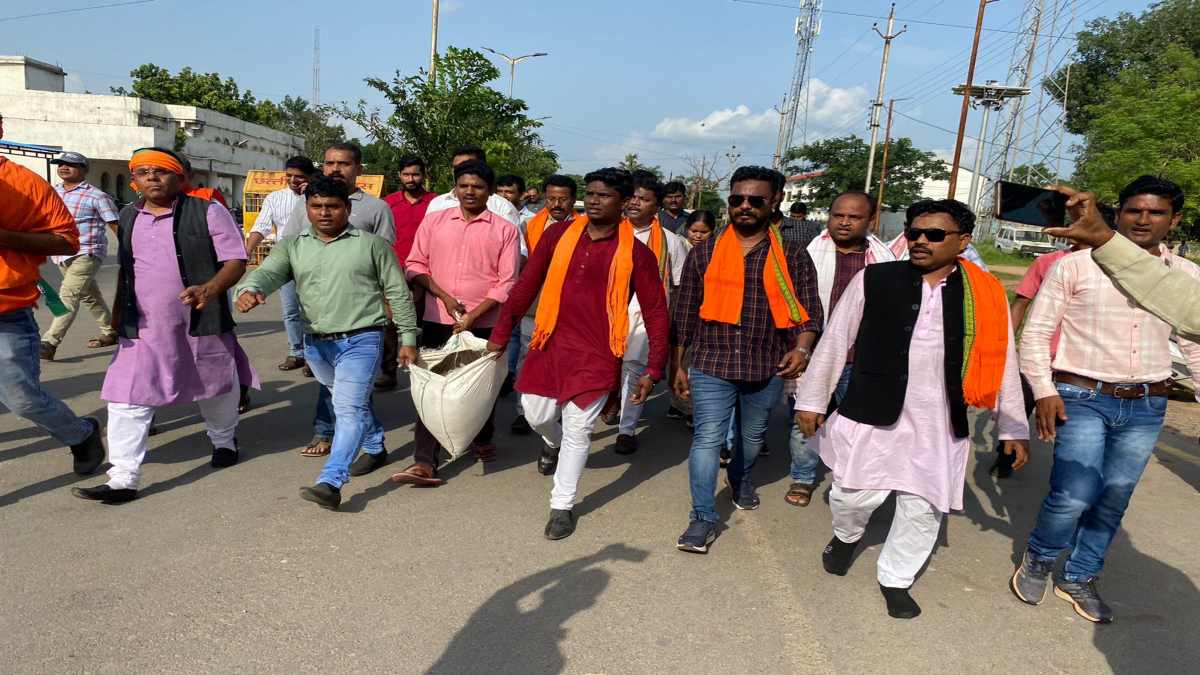 भाजपा किसान मोर्चा का धरना प्रदर्शन, खाद की बोरी लेकर कलेक्टर के पास पहुंचे नेता और कार्यकर्ता, DM ने पूछा- ये कहां से लाए, नहीं मिला कोई जवाब