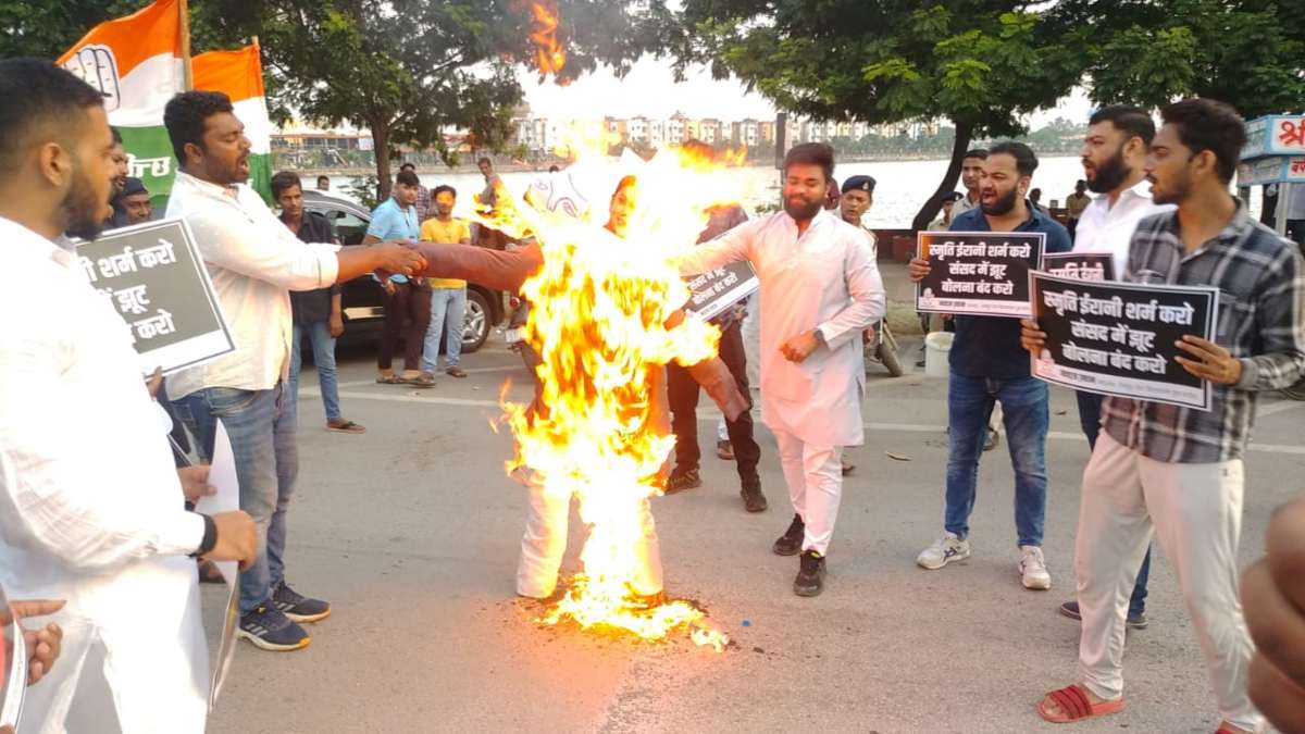 CG NEWS: युवा कांग्रेस ने केंद्रीय मंत्री स्मृति इरानी का फूंका पुतला, बोले- राहुल गांधी पर लगाया बेबुनियाद आरोप, इस्तीफे की मांग