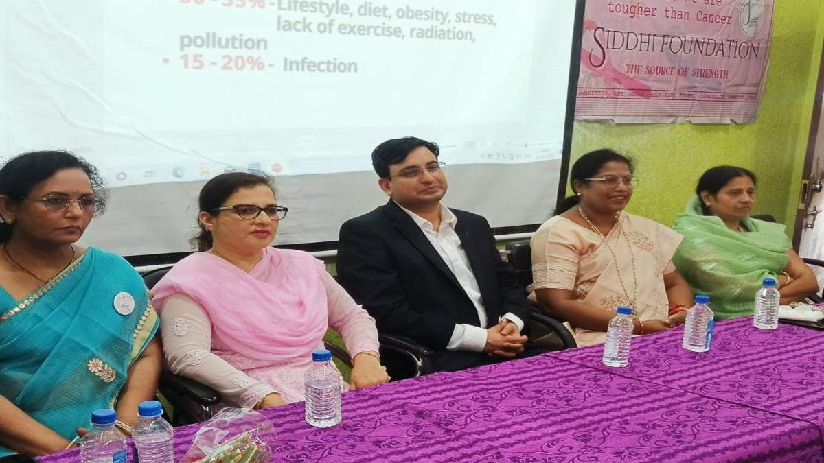 सिद्धि और संजीवनी फाउंडेशन ने किया राजनांदगांव के विद्यार्थियों को कैंसर के प्रति जागरूक