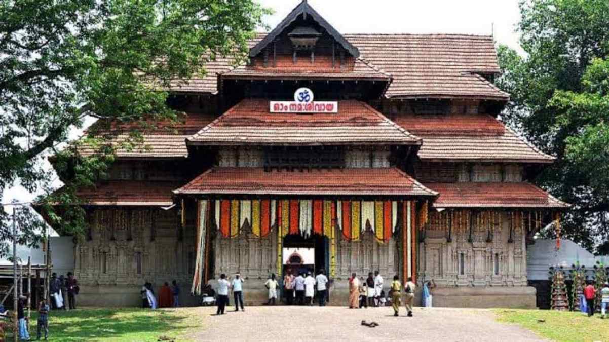 यहां स्थित है भगवान भोलेनाथ का एक हजार साल पुराना मंदिर, इस मंदिर में मिष्ठान में नहीं लगती चीटियां, जानिए कहां है ये अद्भुत देवालय …