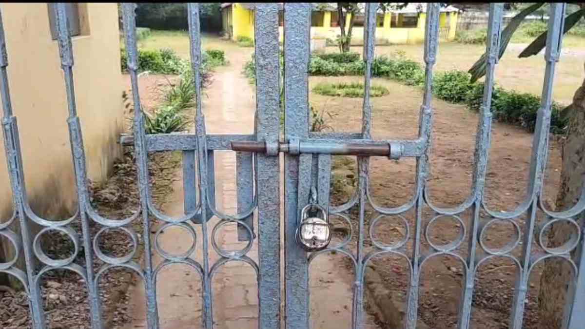 शिक्षकों की कमी से ग्रामीण नाराज : स्कूल में जड़ा ताला, प्रदर्शन के बाद कलेक्टर ने जारी किया आदेश…
