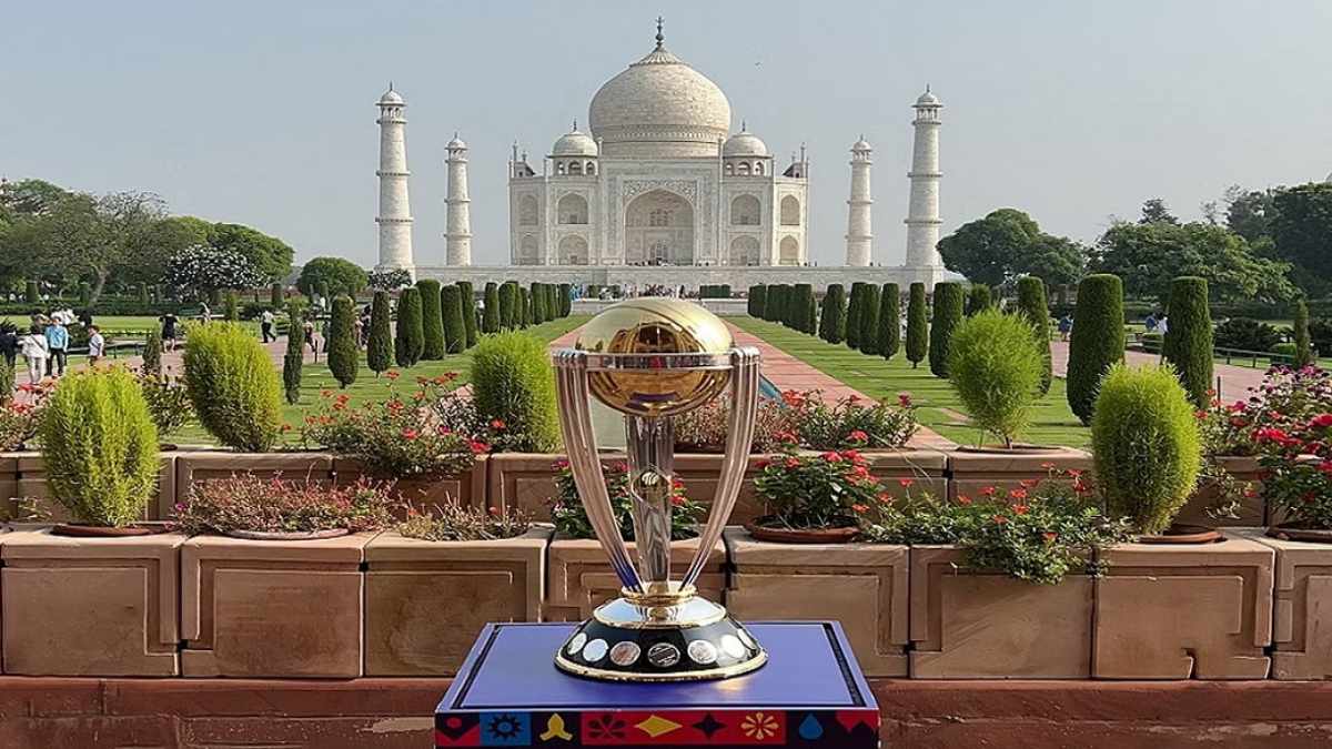 प्यार की निशानी आगरा के ताजमहल पहुंची ICC CWC की ट्रॉफी, प्रशंसकों ने किया दीदार