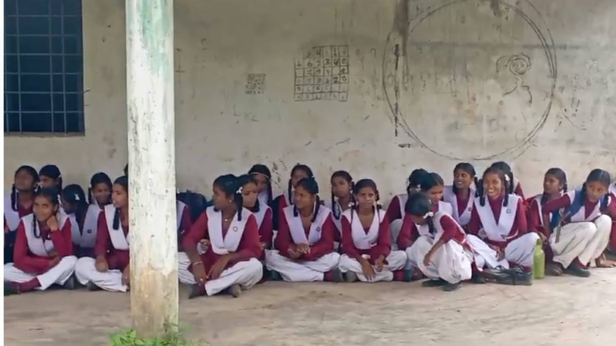 दो साल से छुट्टी पर शिक्षिकाएं, पढ़ाई ठप, छात्रों ने किया स्कूल का बहिष्कार