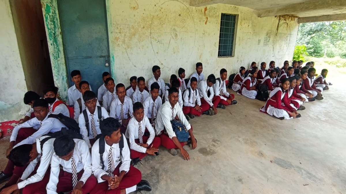 CG NEWS : दो साल से छुट्टी हैं शिक्षिकाएं, दो सब्जेक्ट के लिए नहीं हैं टीचर, नाराज स्टूडेंट्स ने कर दिया स्कूल का बहिष्कार