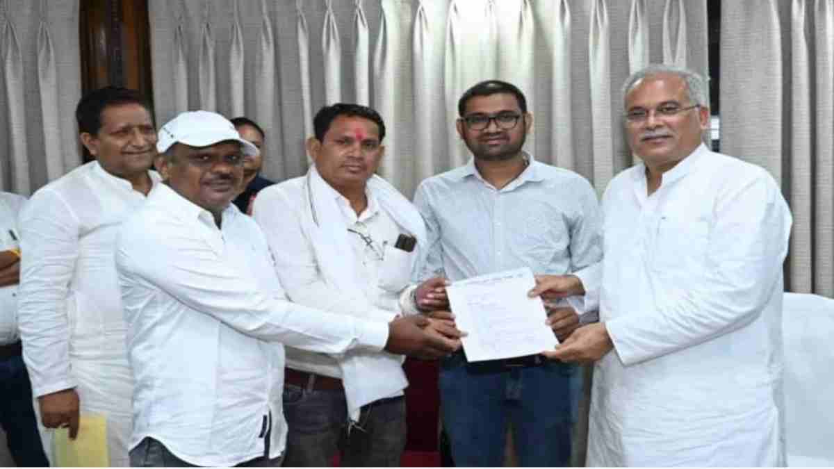 विधानसभा चुनाव 2023 : मुख्यमंत्री भूपेश बघेल और उपमुख्यमंत्री टीएस सिंहदेव ने टिकट के लिए ब्लॉक अध्यक्षों को दिया आवेदन