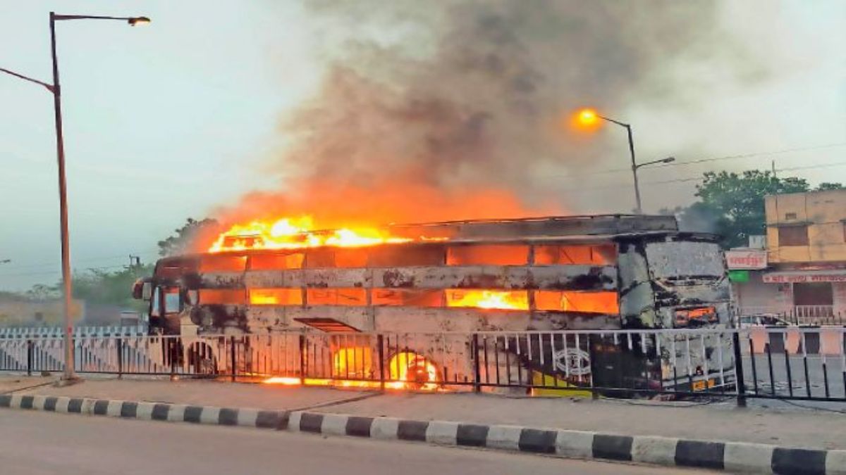 Pakistan Bus Fire: चलती बस में लगी भीषण आग, 20 लोगों की जलकर मौत, कई घायल