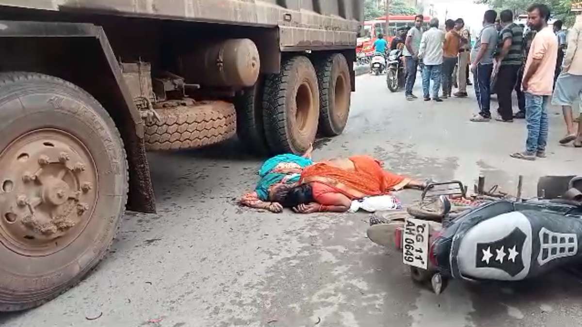 CG ACCIDENT BREAKING : तेज रफ्तार हाइवा ने बाइक को मारी टक्कर, एक महिला की मौत, 2 घायल