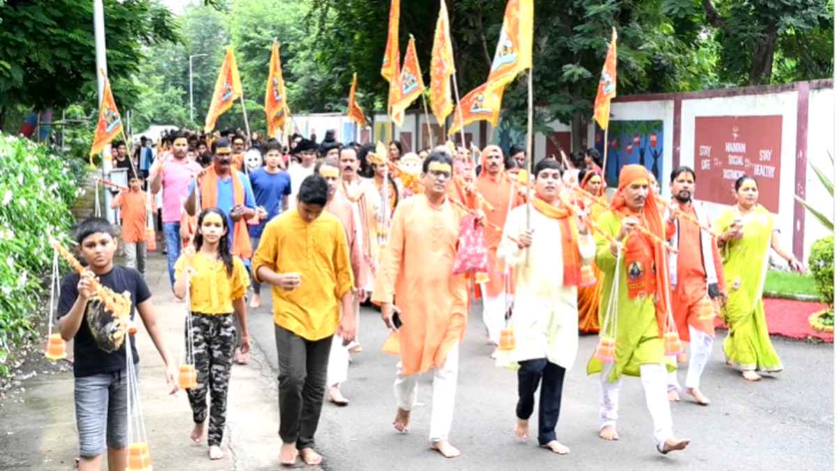 सावन के सातवें सोमवार को भक्तों ने कांवड़ यात्रा निकालकर किया जलाभिषेक