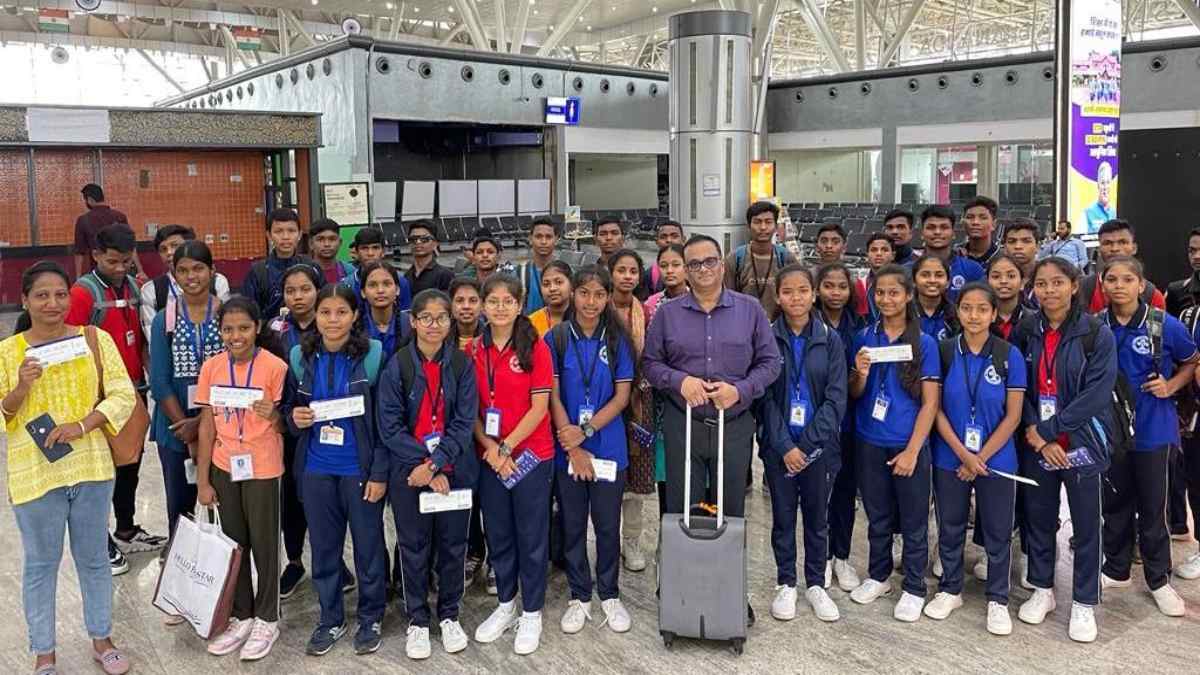 विमान से पहली बार दिल्ली पहुंचे छत्तीसगढ़ के 40 छात्र, राष्ट्रपति से कल करेंगे मुलाकात