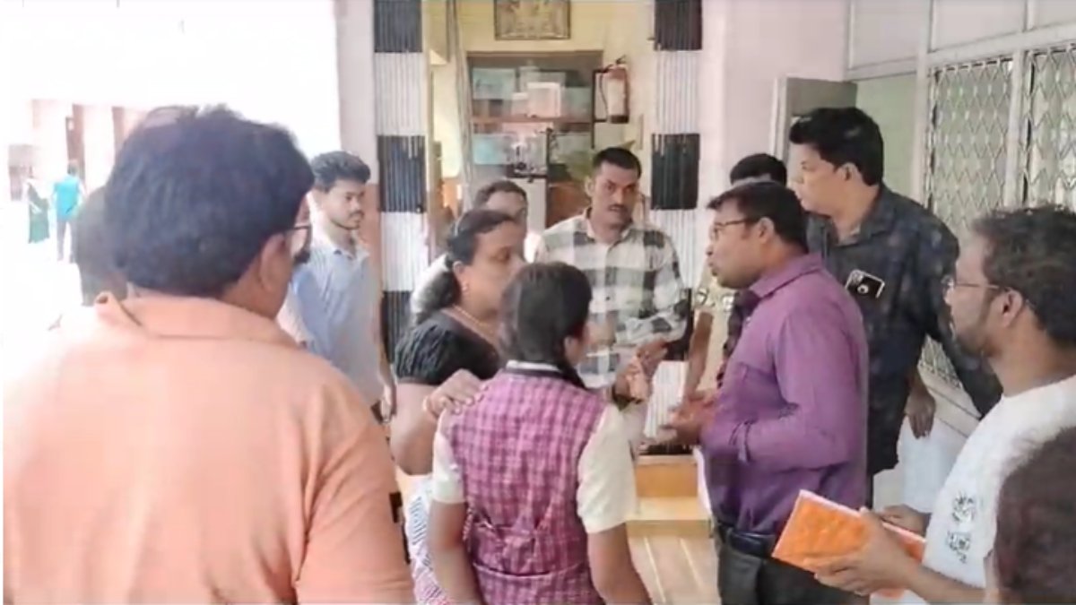 CG में स्कूल की मनमानी : फीस नहीं जमा कर पाने पर बच्चों को स्कूल ने परीक्षा देने से किया वंचित, पालकों ने जमकर किया हंगामा