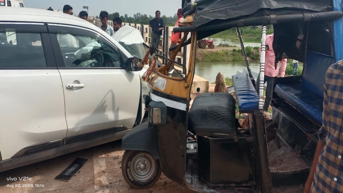 CG NEWS : कार, बाइक और ऑटो में जोरदार भीड़ंत, बाइक चालक की मौत, घायलों का इलाज जारी