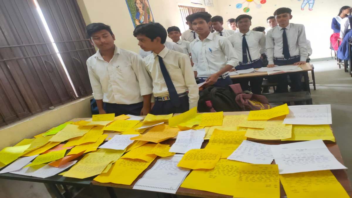 स्कूलों में मतदाता जागरूकता कार्यक्रम : माता-पिता को बच्चों ने लिखी चिट्ठी, कहा – सब कम छोड़ दो, सबसे पहले वोट दो…