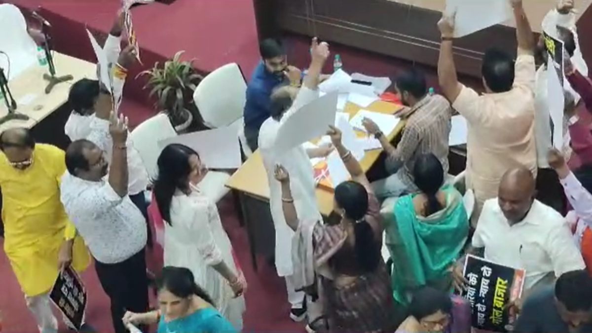 CG NEWS : हिंद स्पोर्टिंग ग्राउंड को लेकर सामान्य सभा में जमकर हुआ बवाल, दुकान आवंटन मामले को लेकर भी विपक्ष ने की नारेबाजी