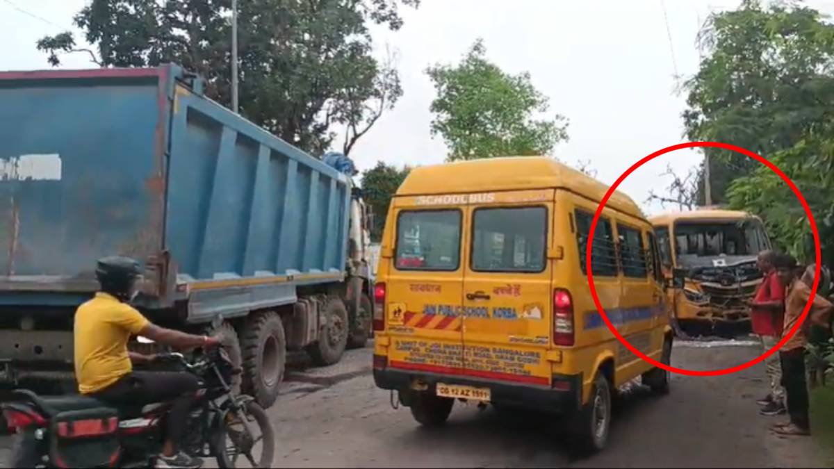 CG ACCIDENT BREAKING : स्कूली बच्चों से भरी बस को हाइवा ने मारी ठोकर, हादसे में चालक, परिचालक समेत कई बच्चे घायल