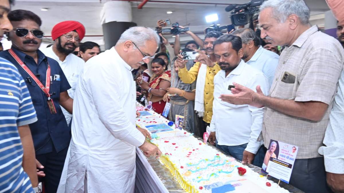 Bhupesh Baghel Birthday : CM ने काटा 150 फीट लंबा केक, 430 किलो के स्पेशल Cake में सीएम के तस्वीर के साथ दिखाई गई प्रमुख योजनाएं