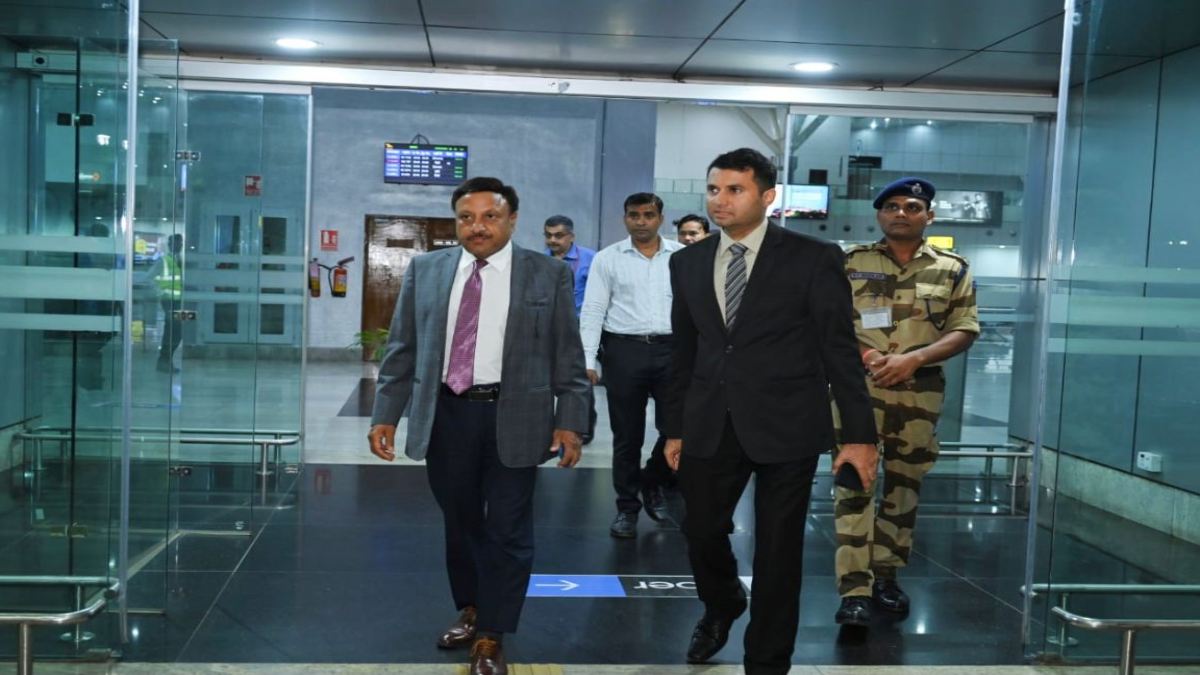 रायपुर पहुंचे मुख्य निर्वाचन आयुक्त राजीव कुमार, विधानसभा निर्वाचन की तैयारियों की करेंगे समीक्षा