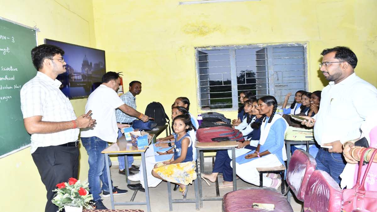 कलेक्टर ने स्कूल में देखा चंद्रयान-3 की लैंडिंग का सीधा प्रसारण, बच्चों से जब पूछा कौन-कौन जाना चाहता है अंतरिक्ष पर… तो मिला यह जवाब