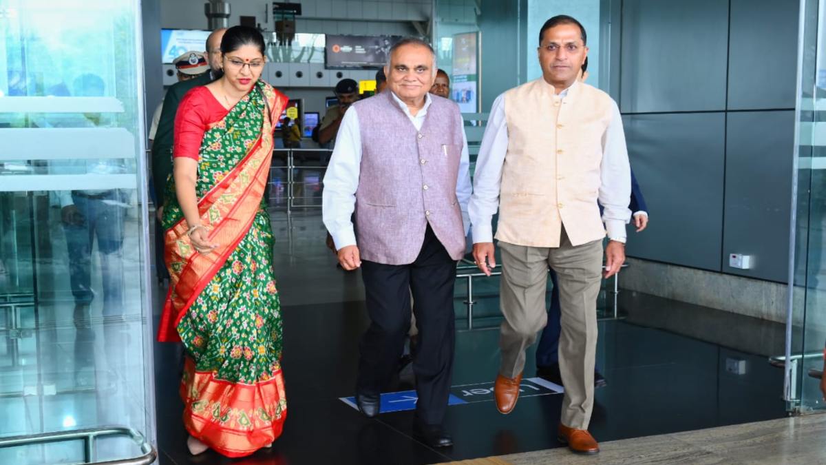 भारत निर्वाचन आयोग के अधिकारी पहुंचे रायपुर, विधानसभा चुनाव की तैयारियों की करेंगे समीक्षा