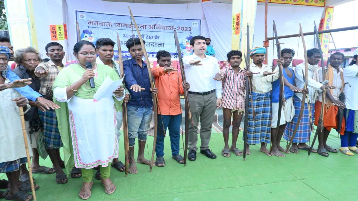मतदाता जागरूकता कार्यक्रम : स्कूली बच्चों ने रैली निकालकर किया जागरूक, आदिवासियों ने लिया मतदान का संकल्प