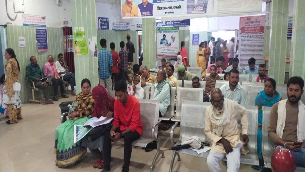 भगवान भरोसे चल रहा धमतरी जिला अस्पताल, समय पर नहीं मिल रहे डॉक्टर, मरीज भटकने को मजबूर