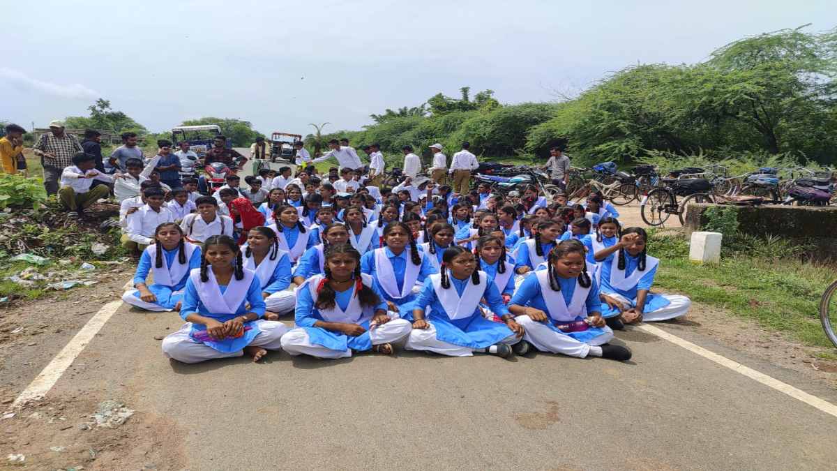 बच्चों का भविष्य खिलौना है क्या ? प्रभारी प्राचार्य की मनमानी, 2 शिक्षक के भरोसे 122 बच्चों की पढ़ाई, मूलभूत सुविधा के नाम पर गंदगी, धरने पर बैठीं छात्राएं