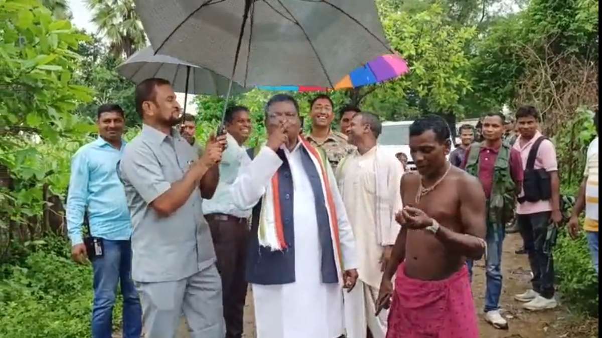 मंत्री कवासी लखमा का देसी अंदाज, बीड़ी पीते हुए नाक से निकाला धुंआ, सोशल मीडिया पर VIDEO वायरल