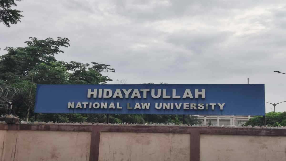 HNLU में छात्रा की मौत का मामला गरमाया : 3 सितंबर तक बंद रहेगी यूनिवर्सिटी, ABVP कार्यकर्ताओं ने किया हंगामा, कुलपति से मांगा इस्तीफा