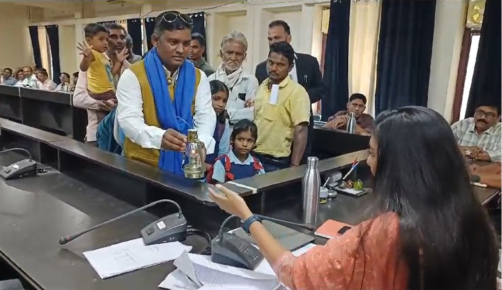 कलेक्टर जनसुनवाईः बुरहानपुर में स्कूली बच्चे लालटेन लेकर पहुंचे कलेक्ट्रेट, उमरिया में एक महीने से बंद बिजली की शिकायत करने पहुंची मामा की लाडली बहनें