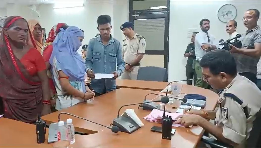 MP में लव जिहादः जनसुनवाई में पीड़ित नाबालिग ने मुस्लिम युवक की शिकायत कर लगाई न्याय की गुहार, आरोपी के चाचा ने भाई से की मारपीट